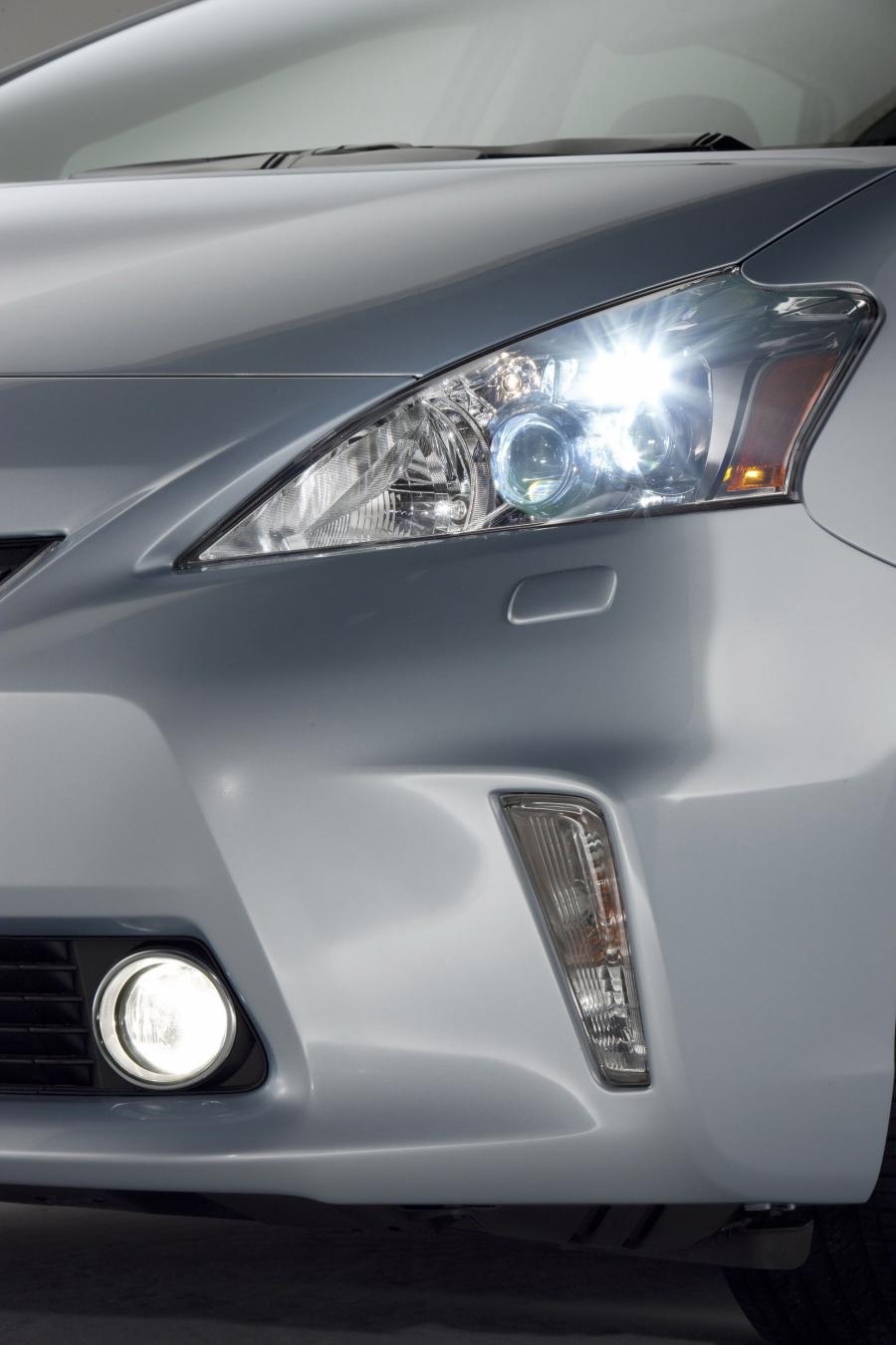 Toyota Prius V 2011 года  (фото 56 из 208)